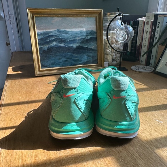 Nike Women's Green Running Shoes - Picture 3 of 6